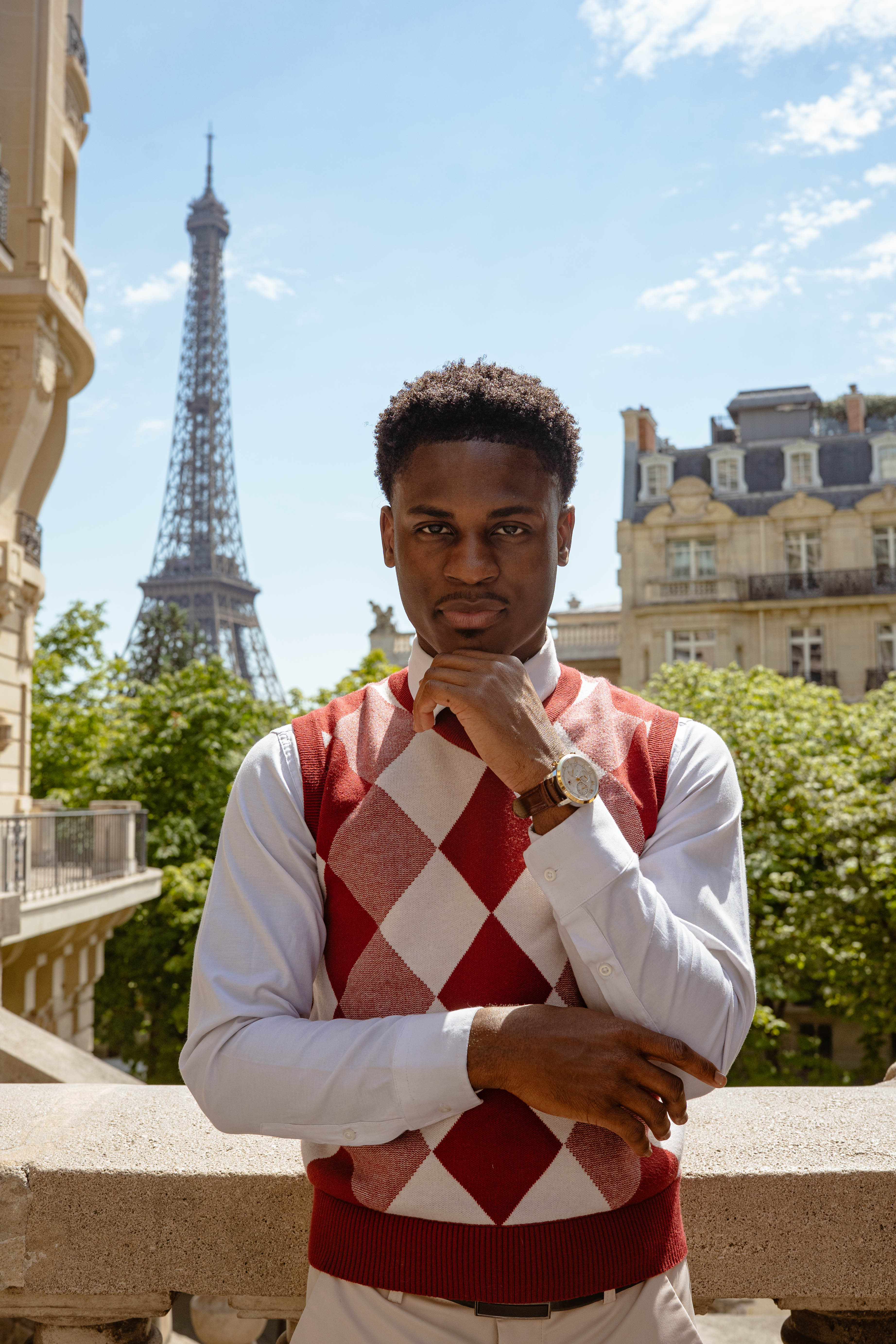 Natanayel Desir devant la Tour Eiffel